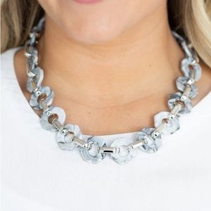 Fashionista fever silver necklace and earrings -paparazzi 59b